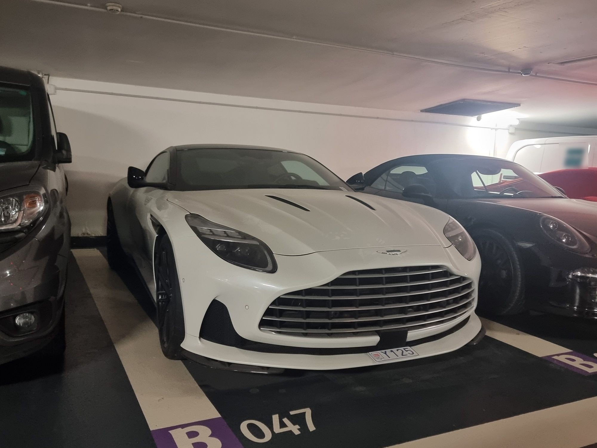 Aston Martin DB12