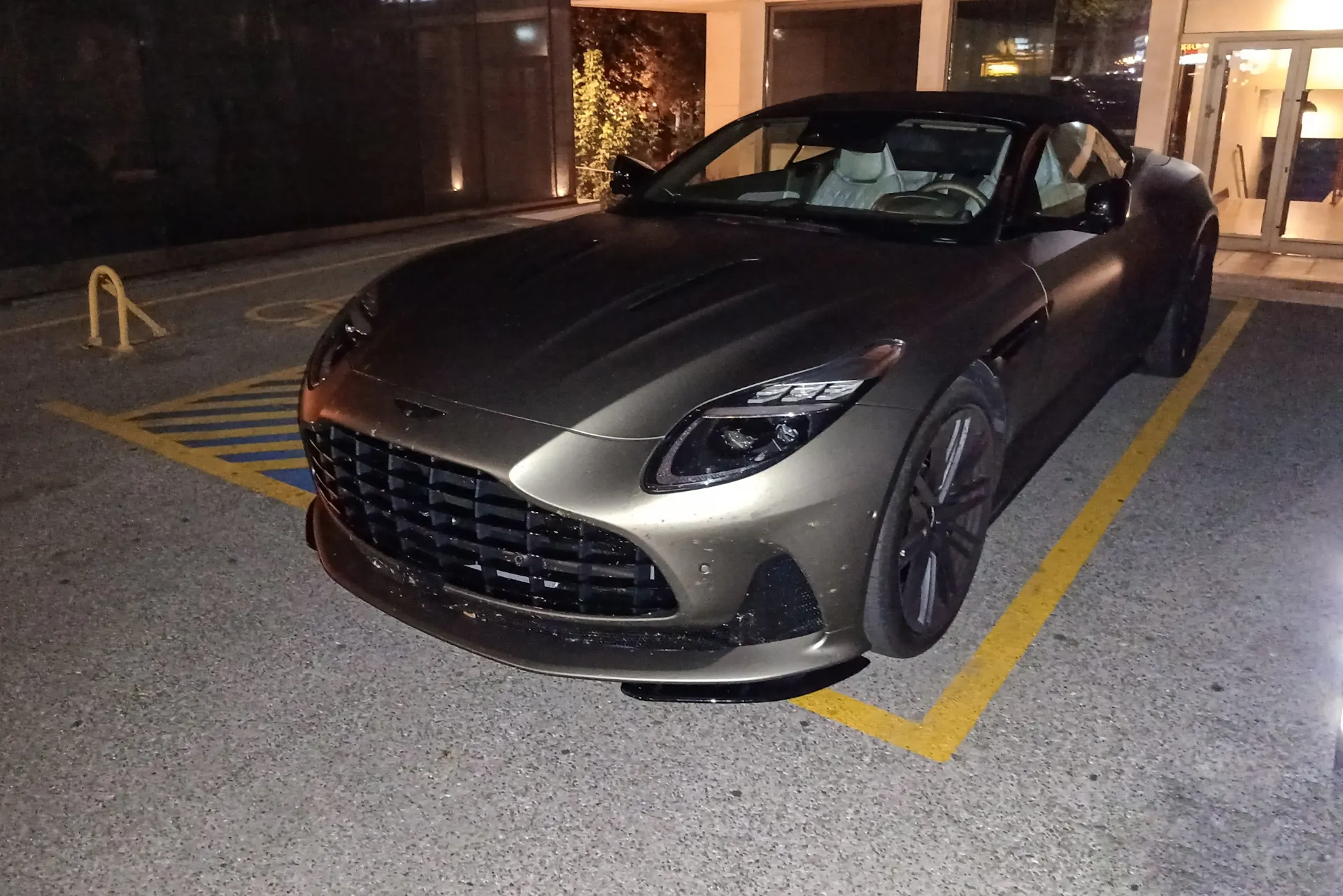 Aston Martin DB12 Volante