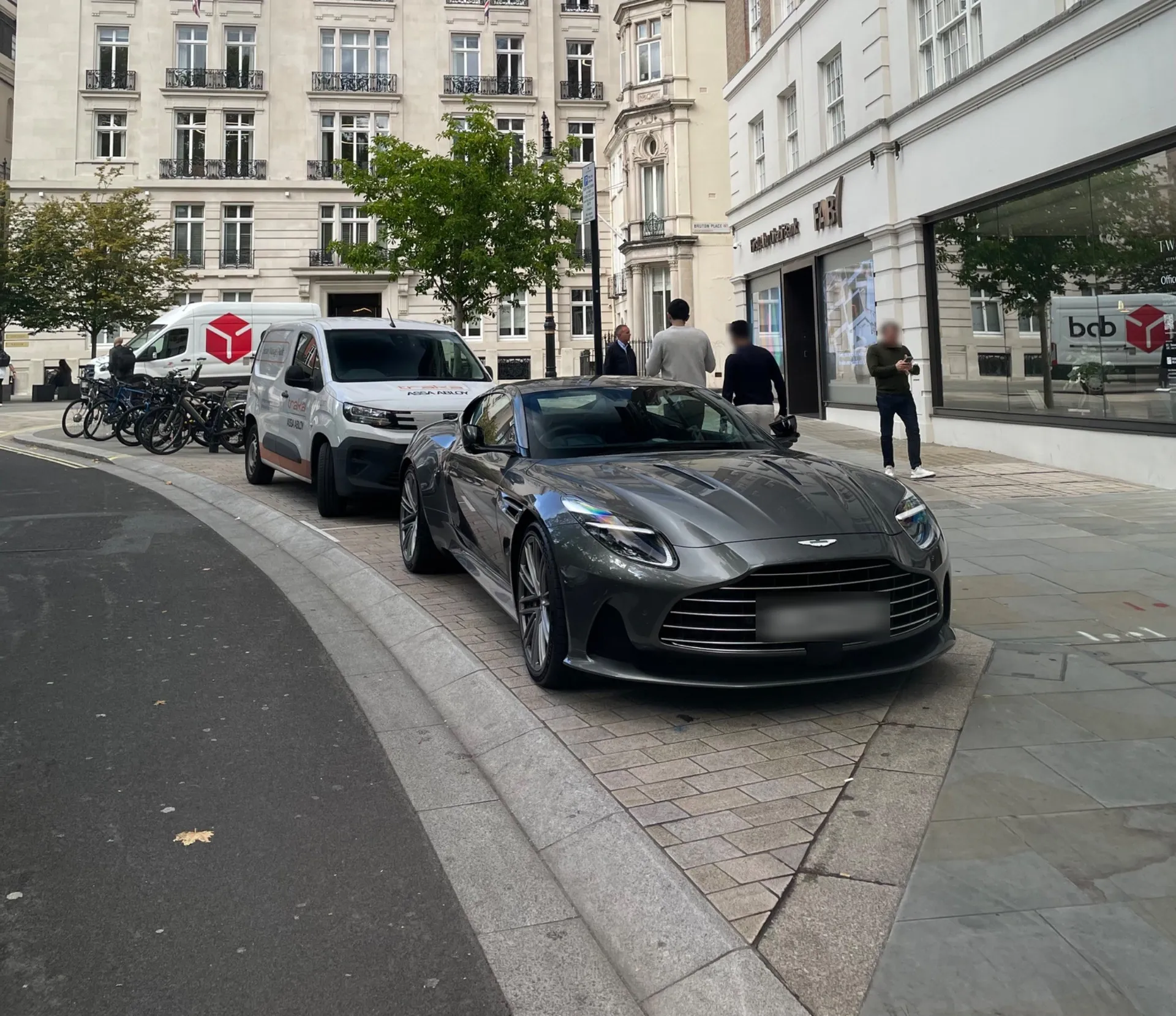 Aston Martin DB12