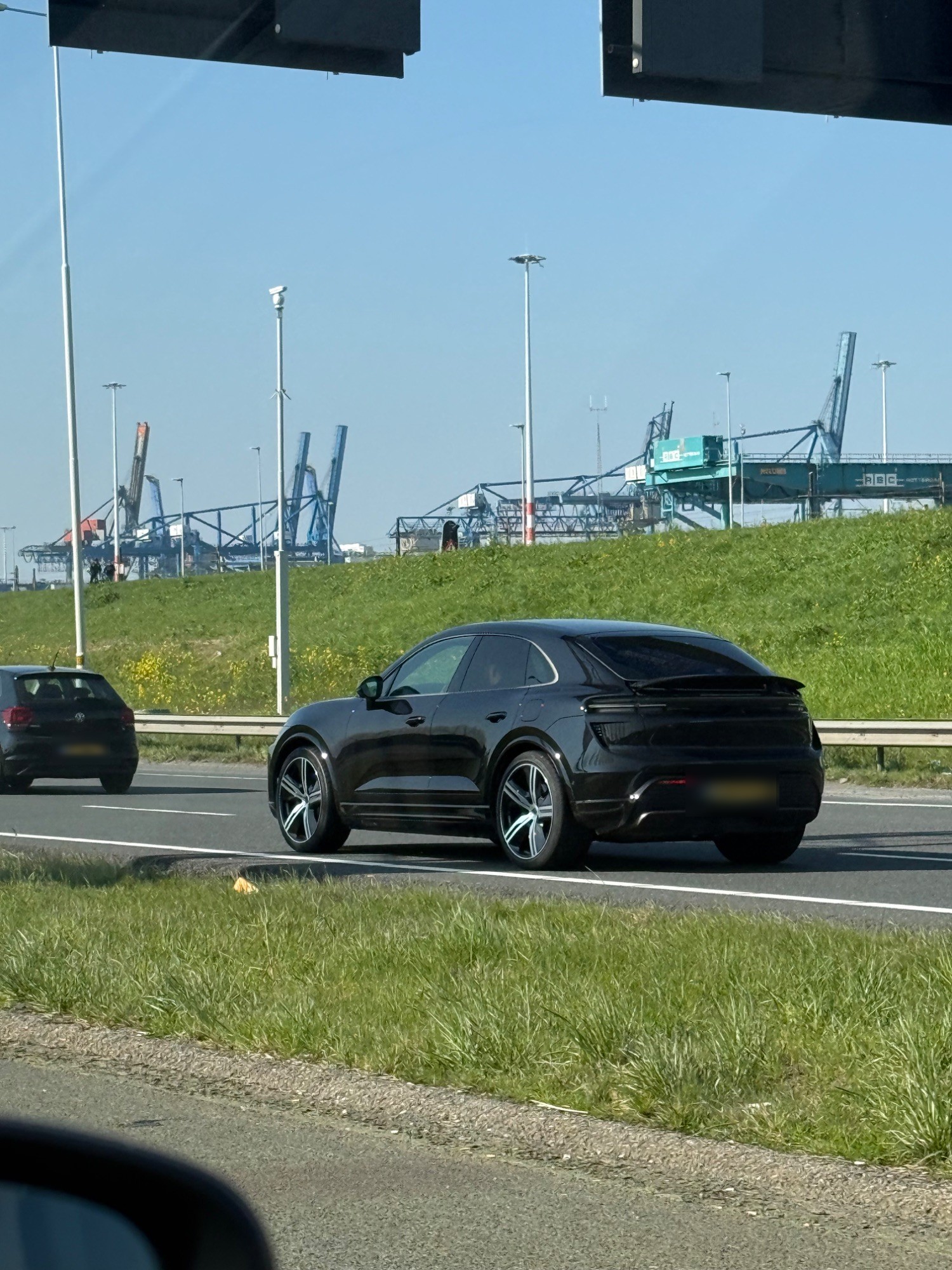 Porsche Macan EV Turbo in Utrecht