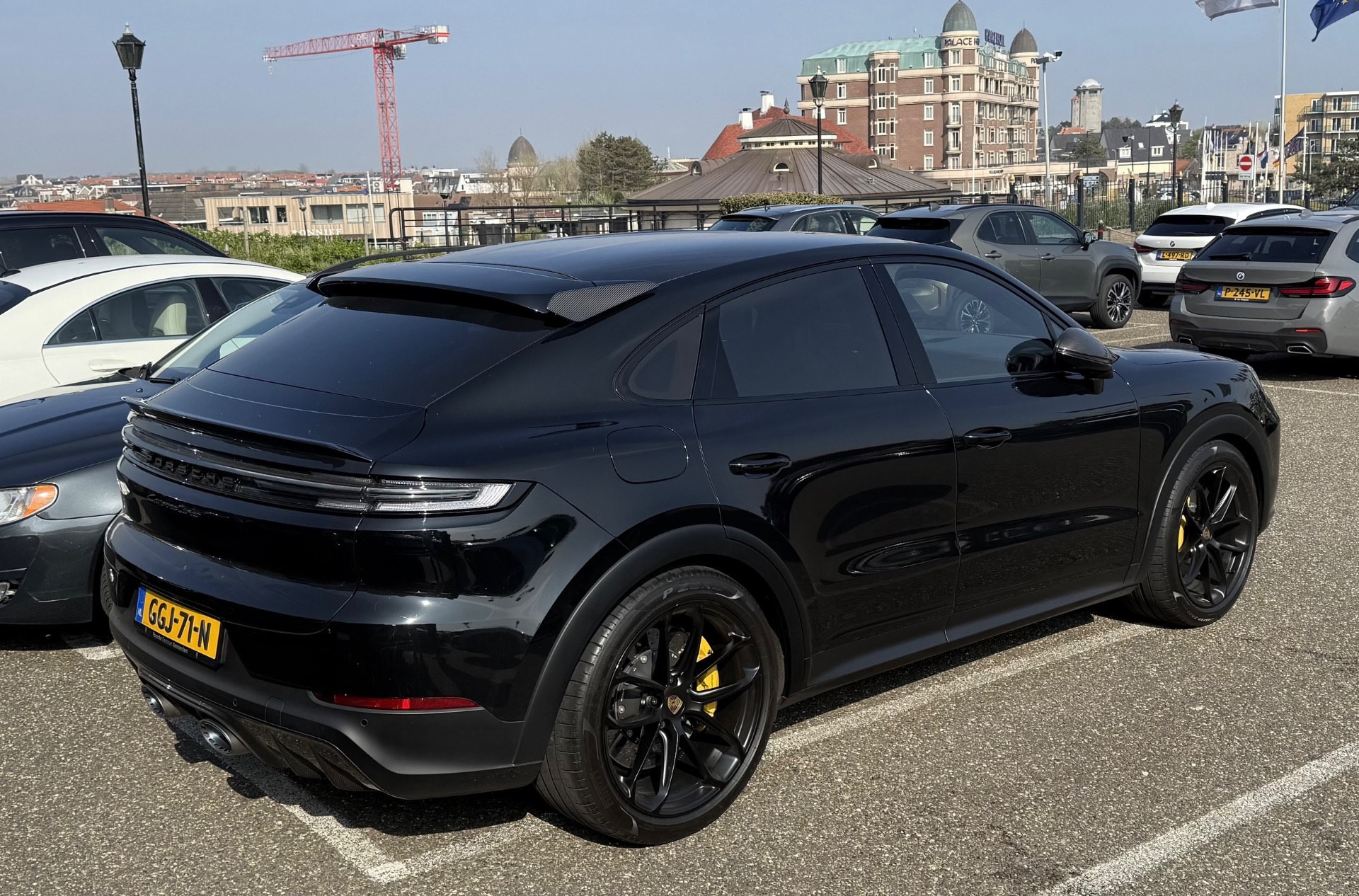 Porsche Cayenne Coupé Turbo E-Hybrid in Noordwijk