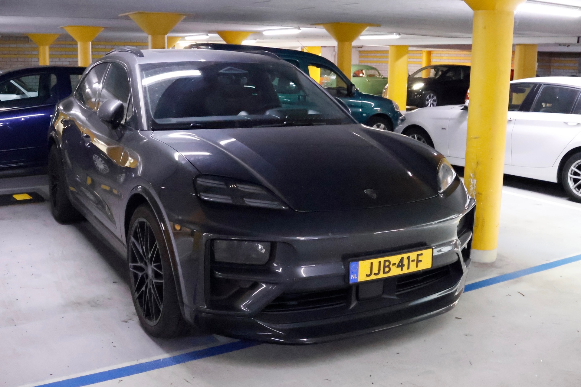 Porsche Macan EV Turbo in Voorburg