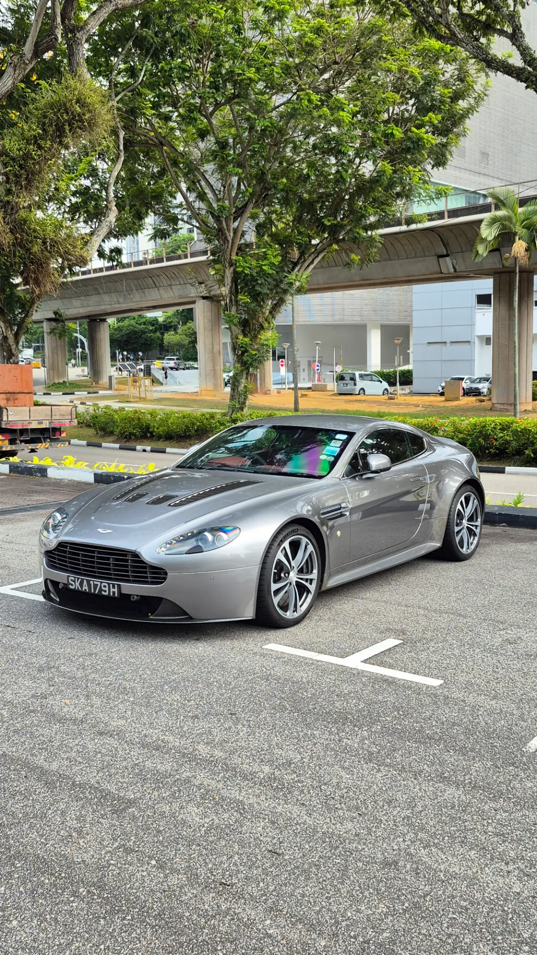 Aston Martin V12 Vantage