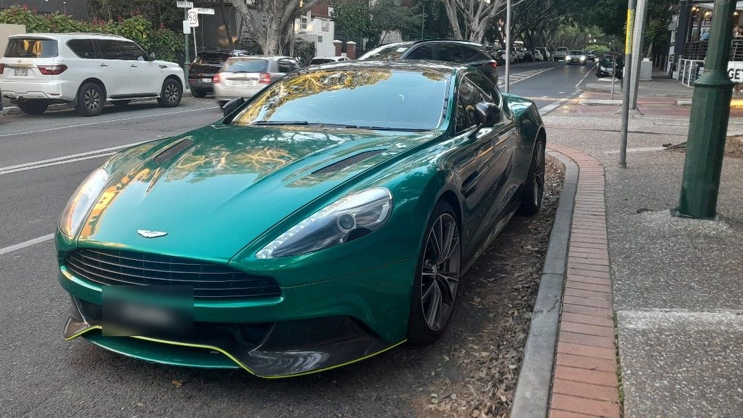 Aston Martin 2015 V12 Vanquish