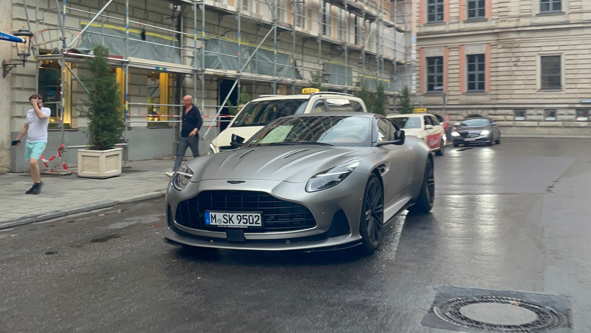 Aston Martin DB12 in München