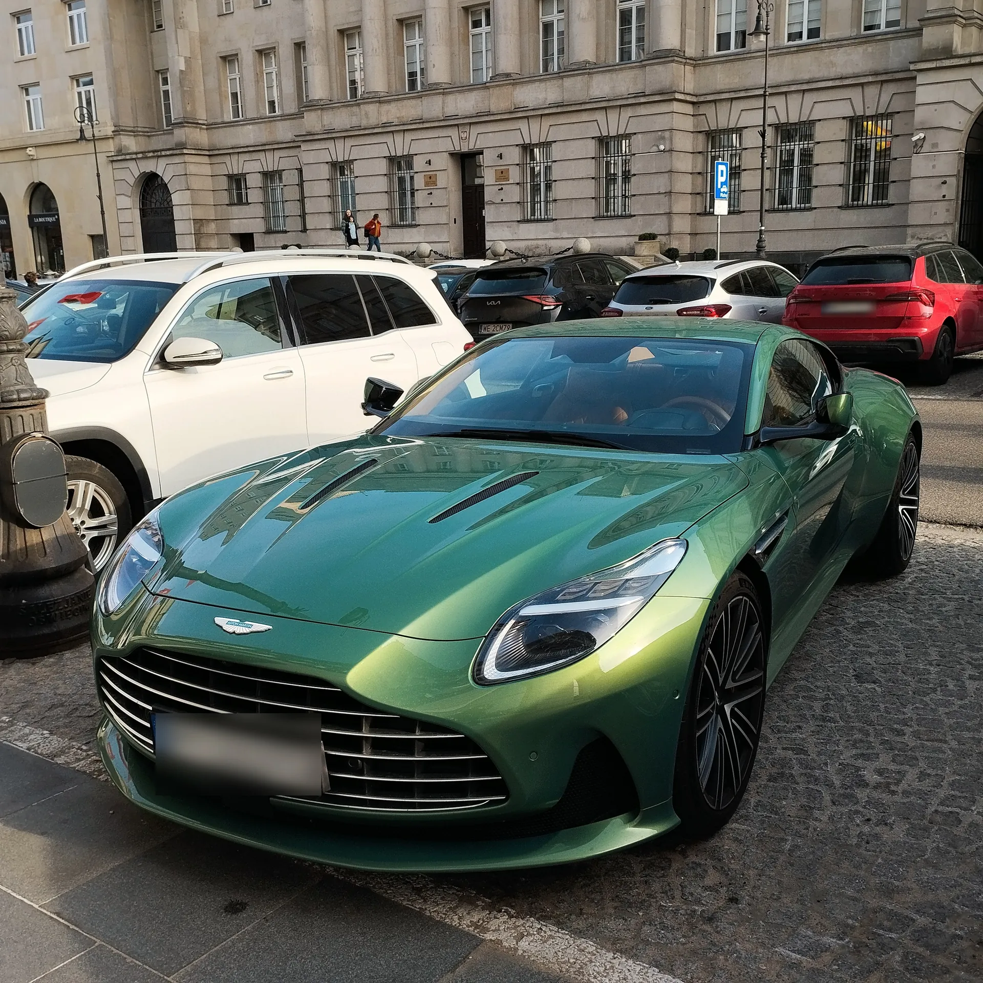 Aston Martin DB12