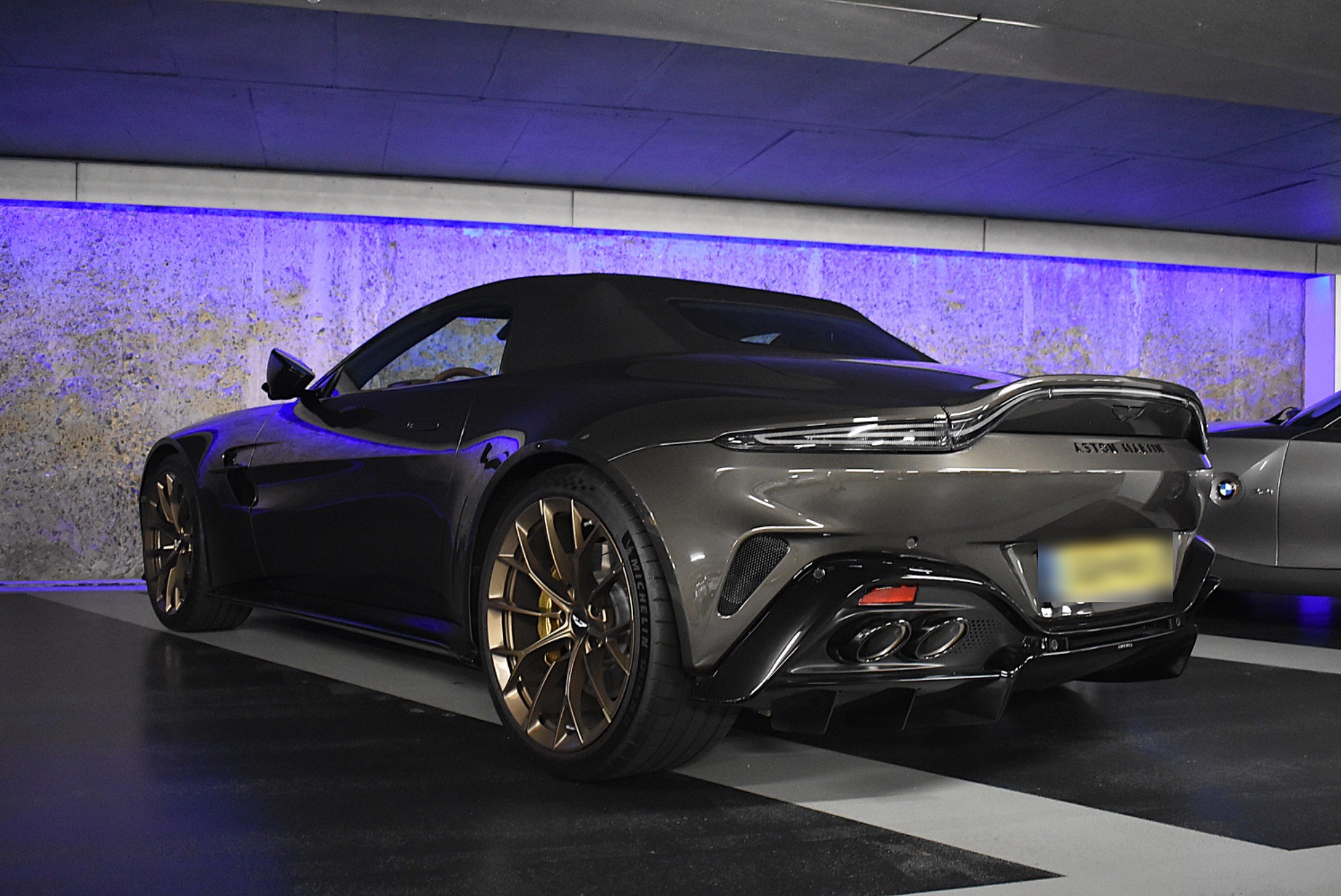 Aston Martin V8 Vantage Roadster 2025 in Maastricht