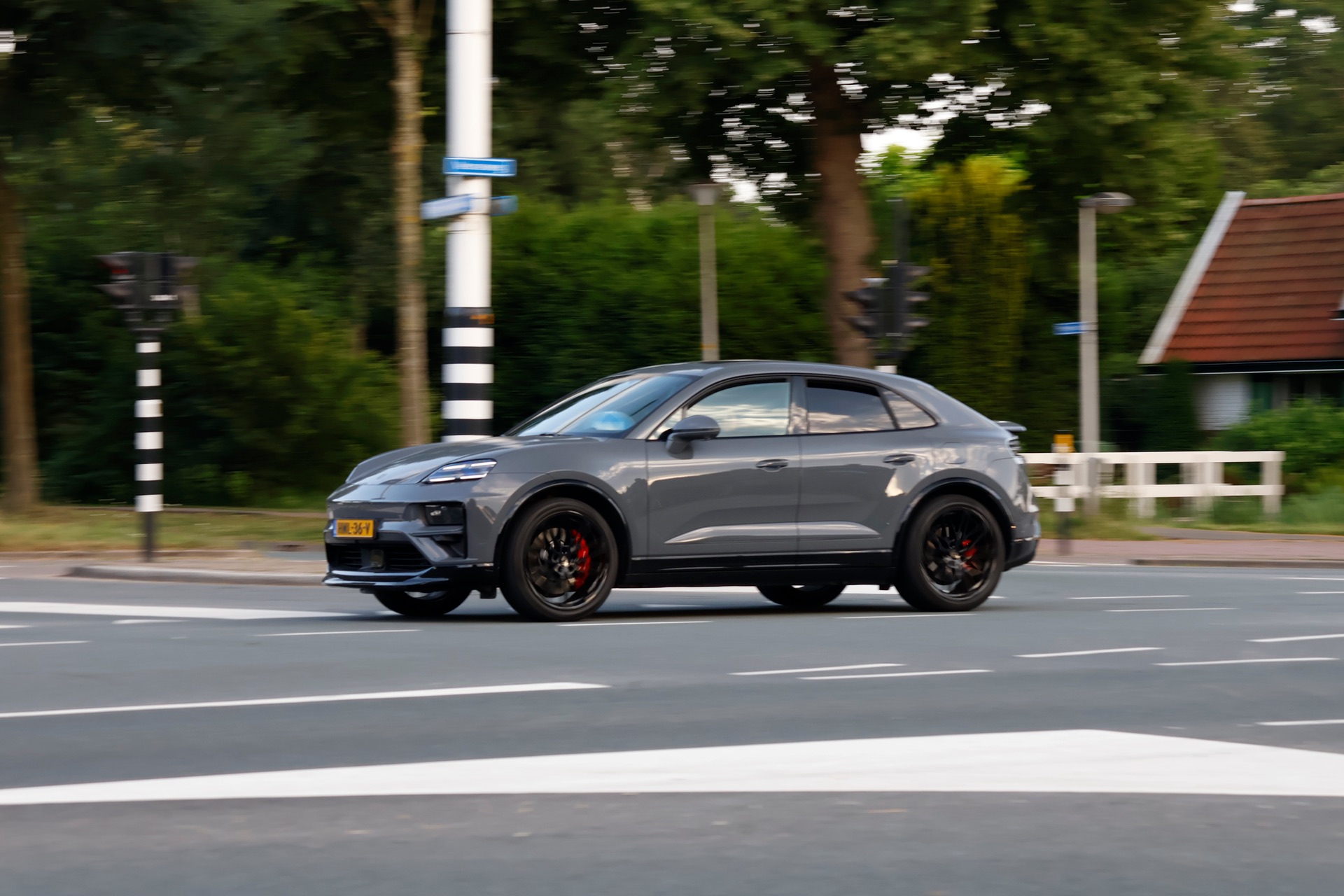 Porsche Macan EV Turbo