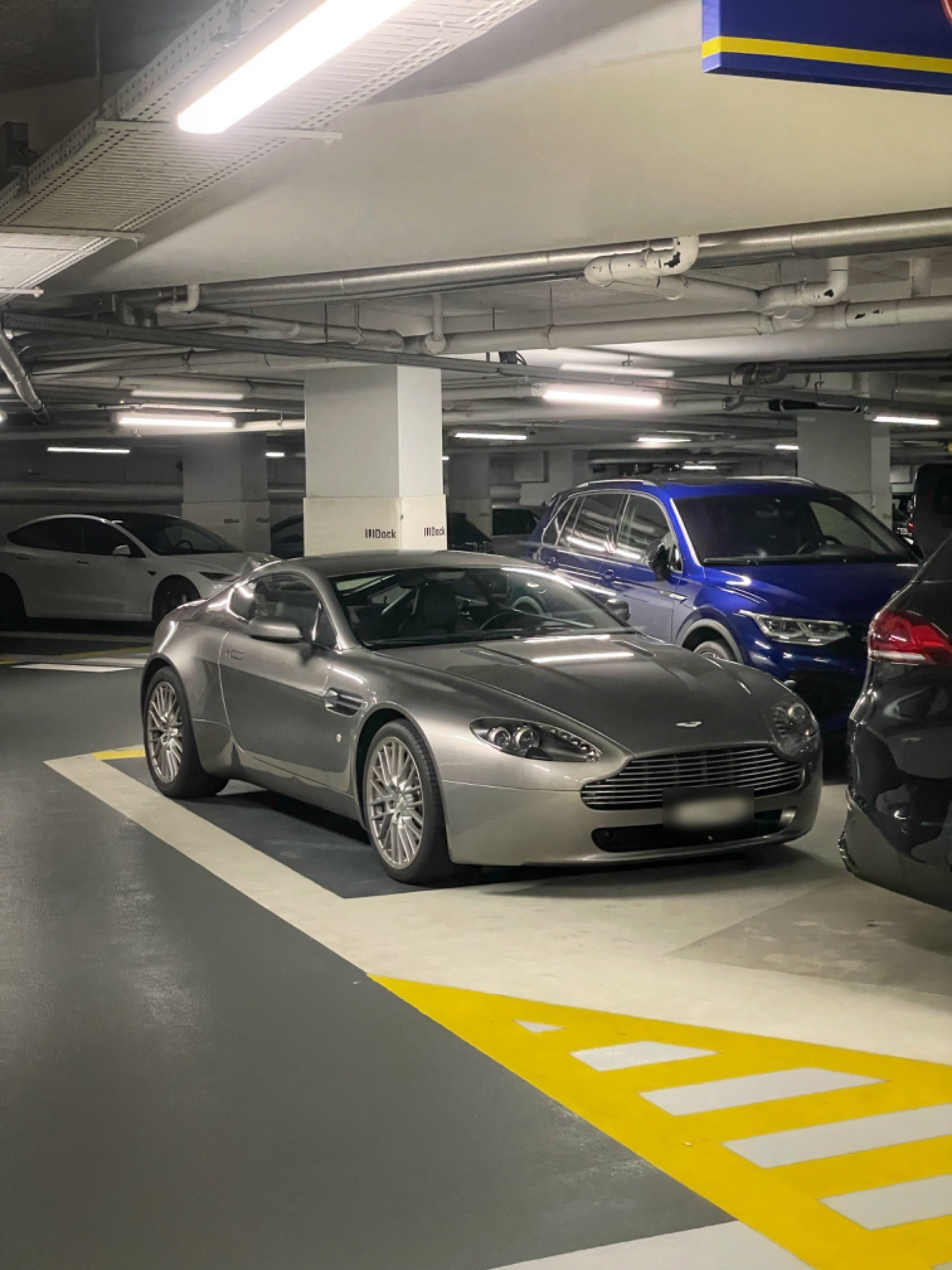 Aston Martin V8 Vantage in Amsterdam, NL