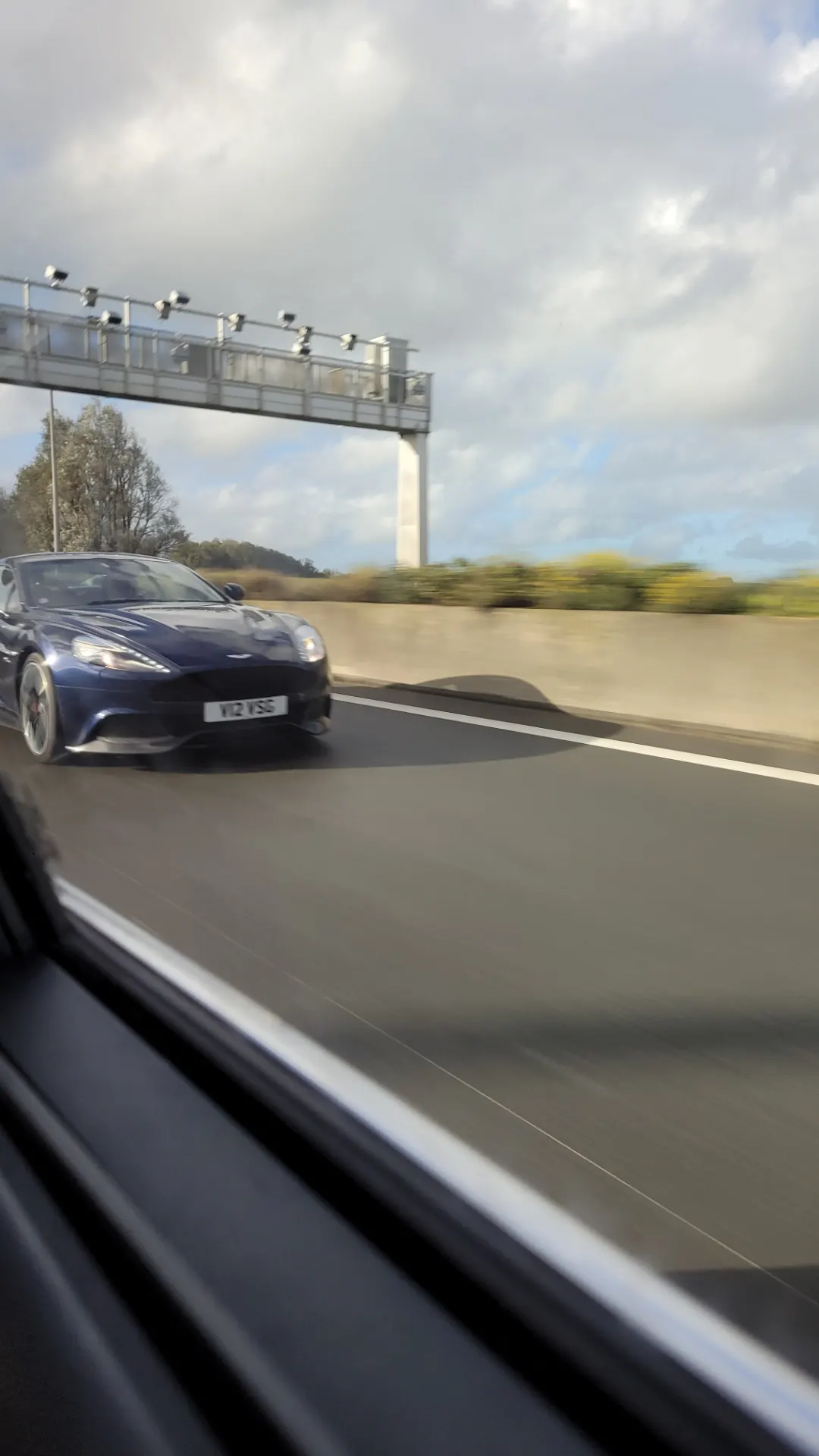 Aston Martin 2015 V12 Vanquish