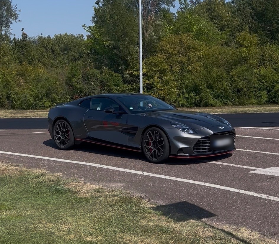 Aston Martin V12 Vanquish 2025