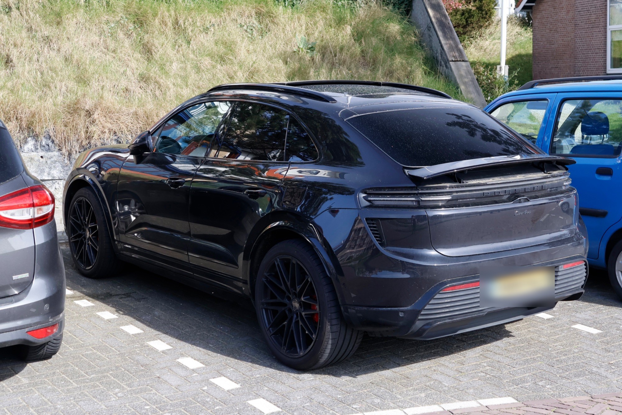Porsche Macan EV Turbo in Noordwijk