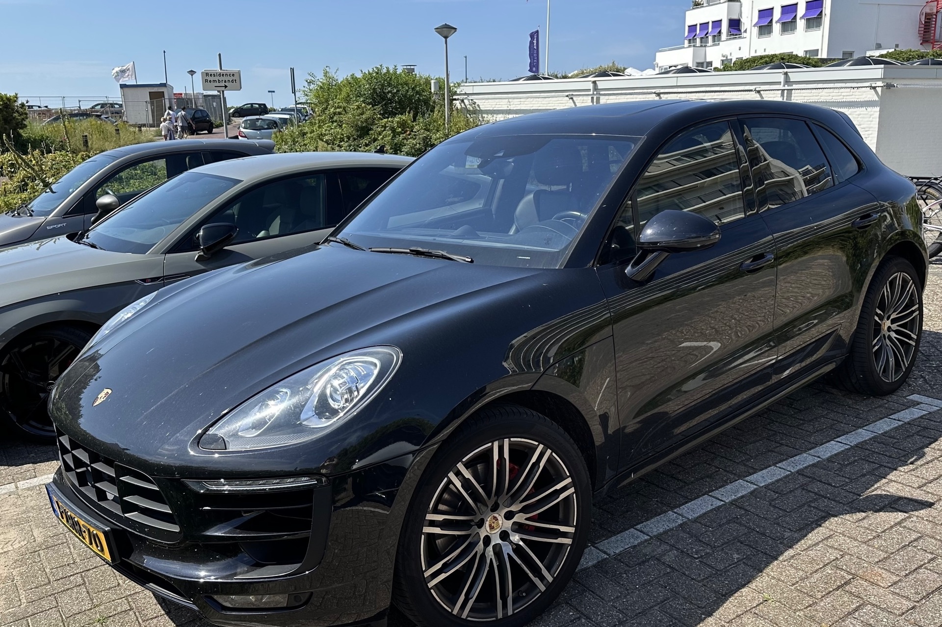 Porsche 95B Macan Turbo MkI in Noordwijk