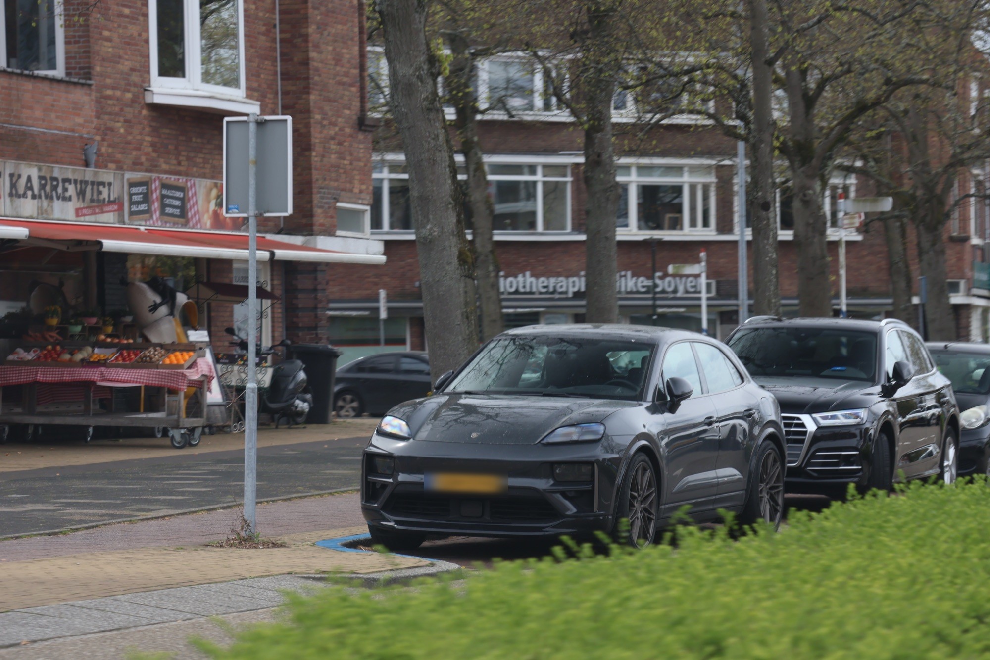 Porsche Macan EV Turbo in Voorburg