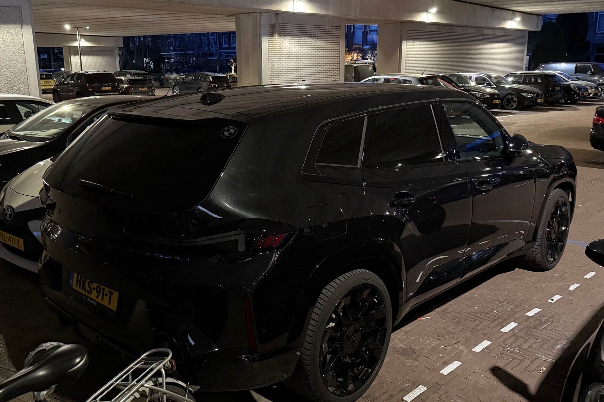 BMW XM G09 in Voorburg