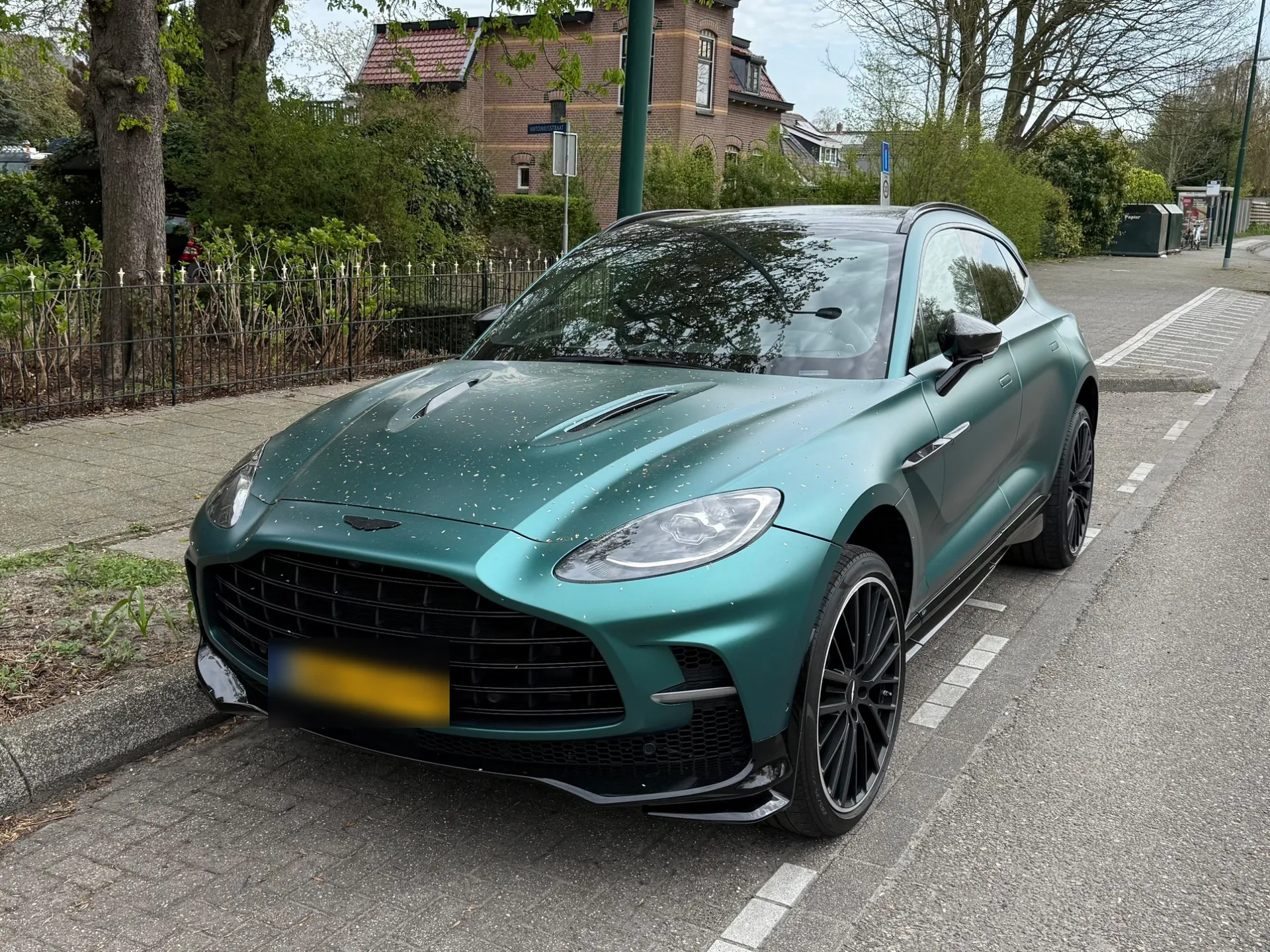 Aston Martin DBX 707