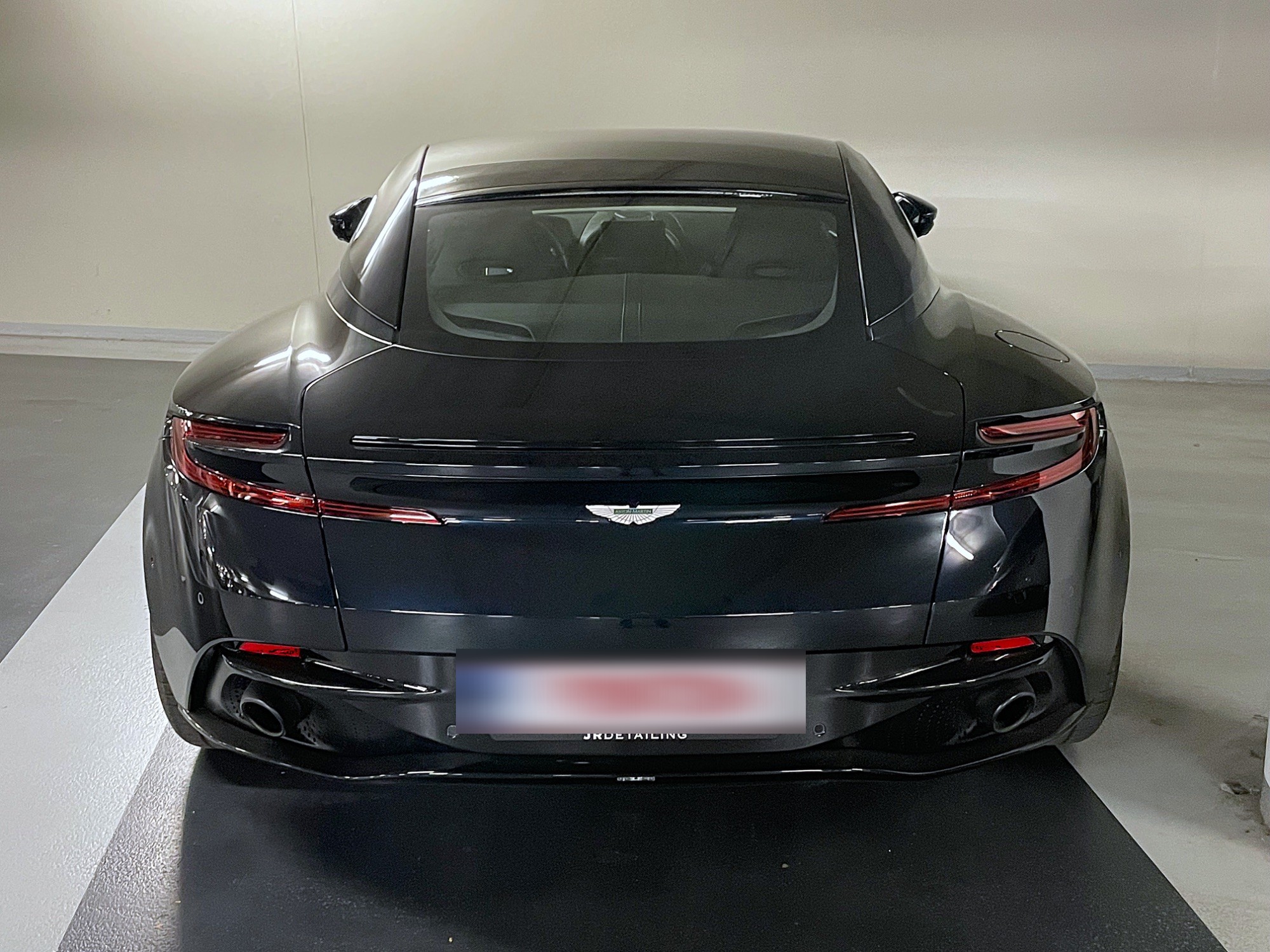 Aston Martin  DB11 V8