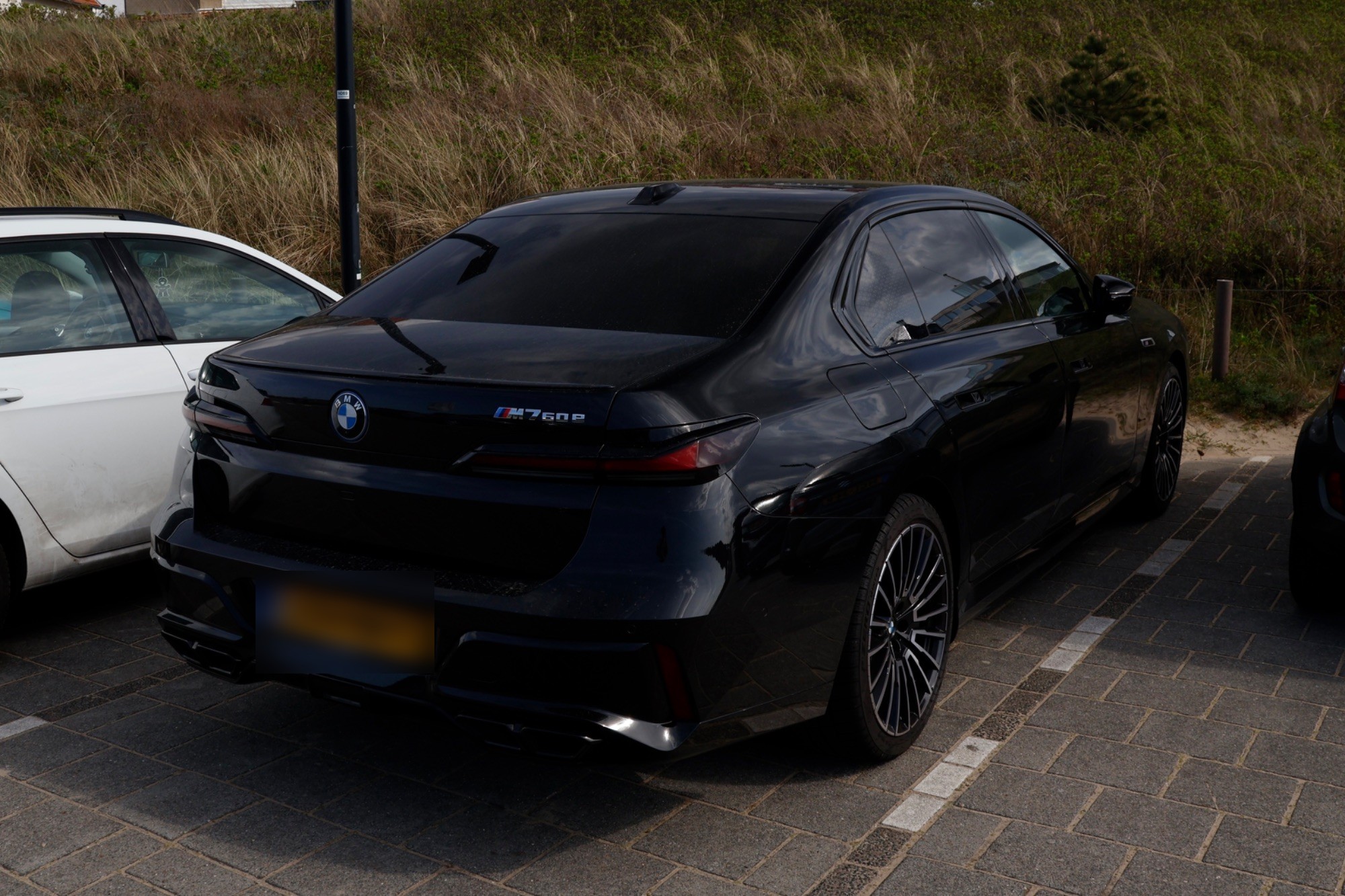 BMW M760e xDrive in Noordwijk
