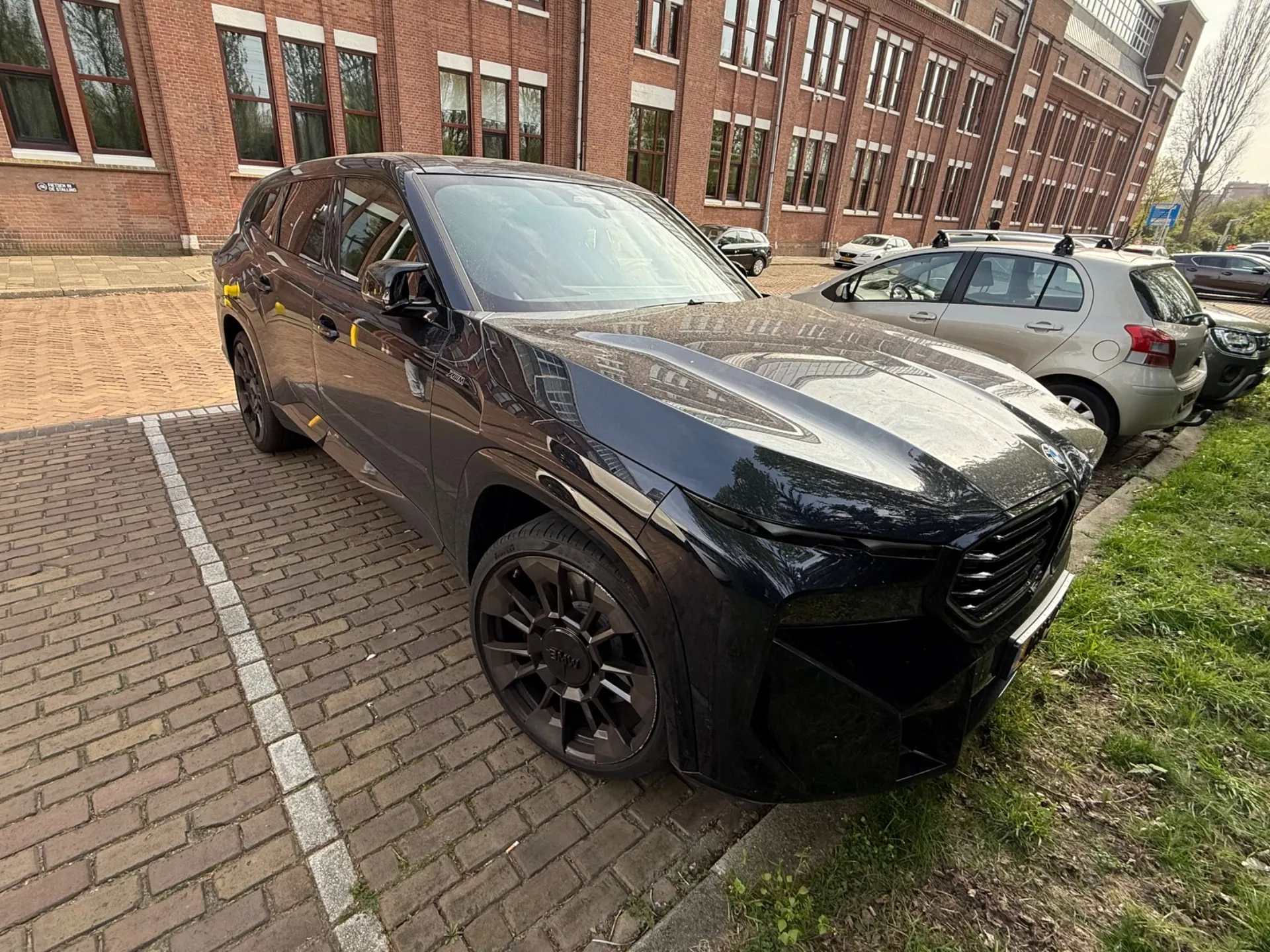 BMW XM G09 in Den Haag