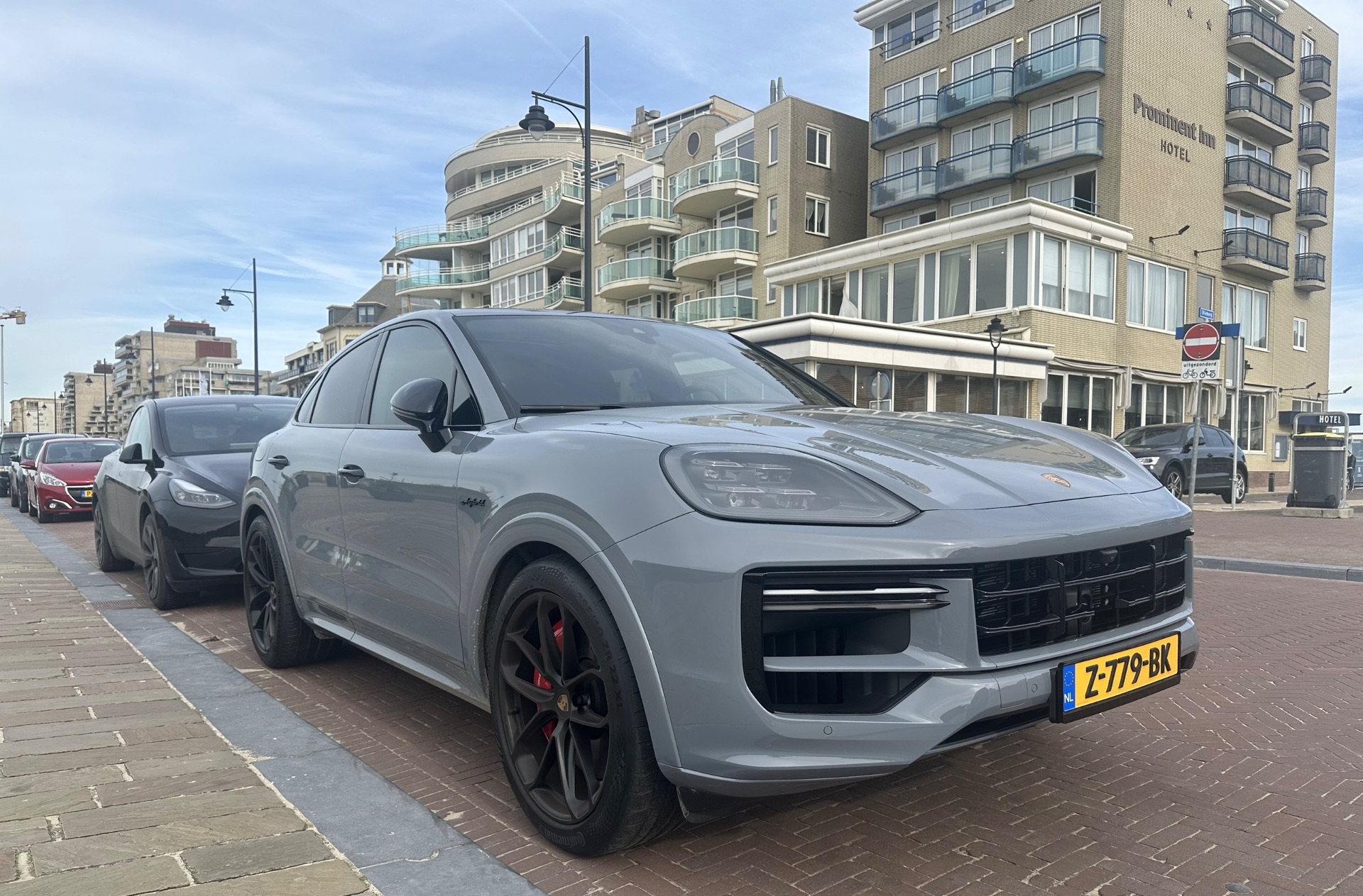 Porsche Cayenne Coupé Turbo E-Hybrid in Noordwijk