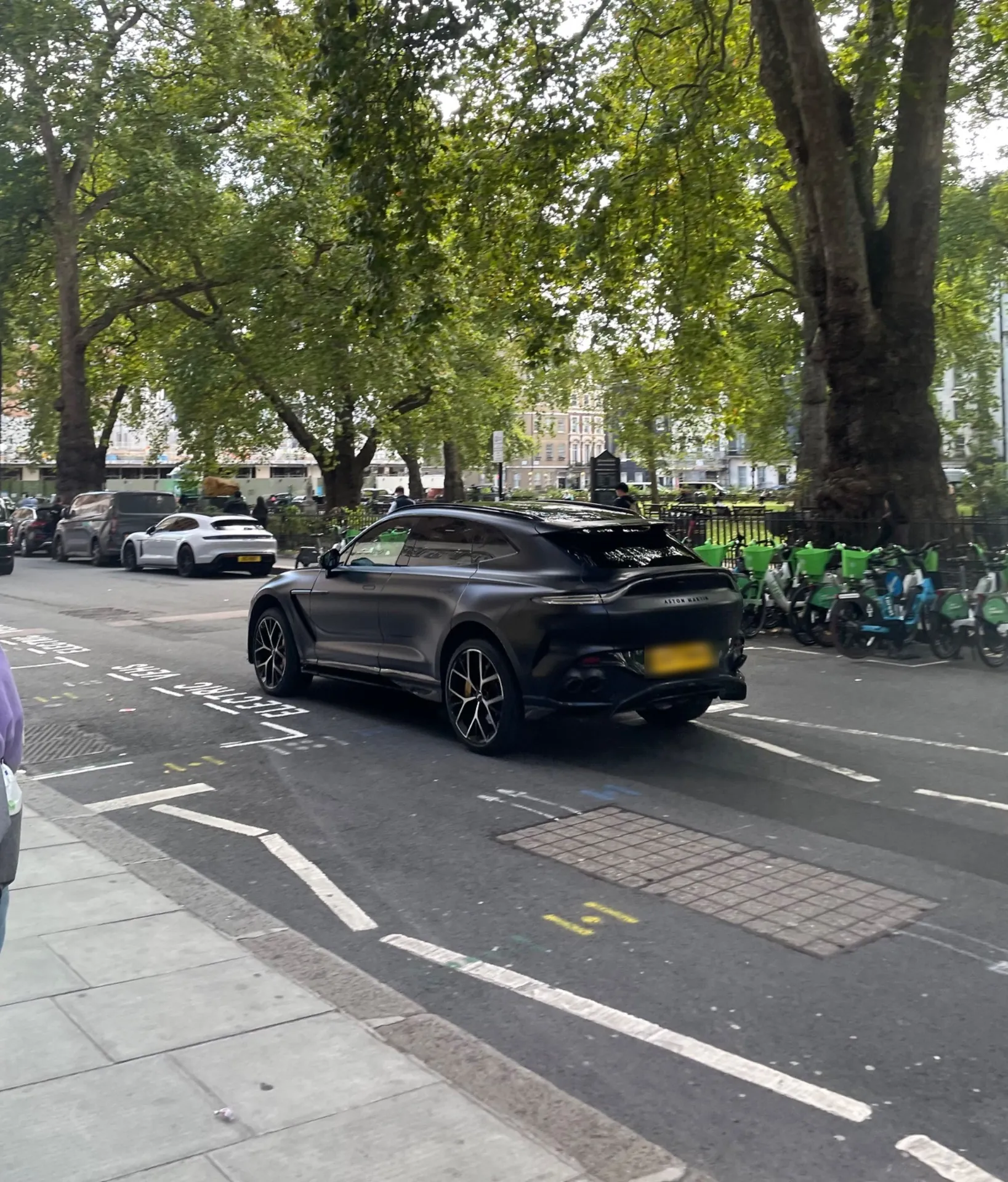 Aston Martin DBX707