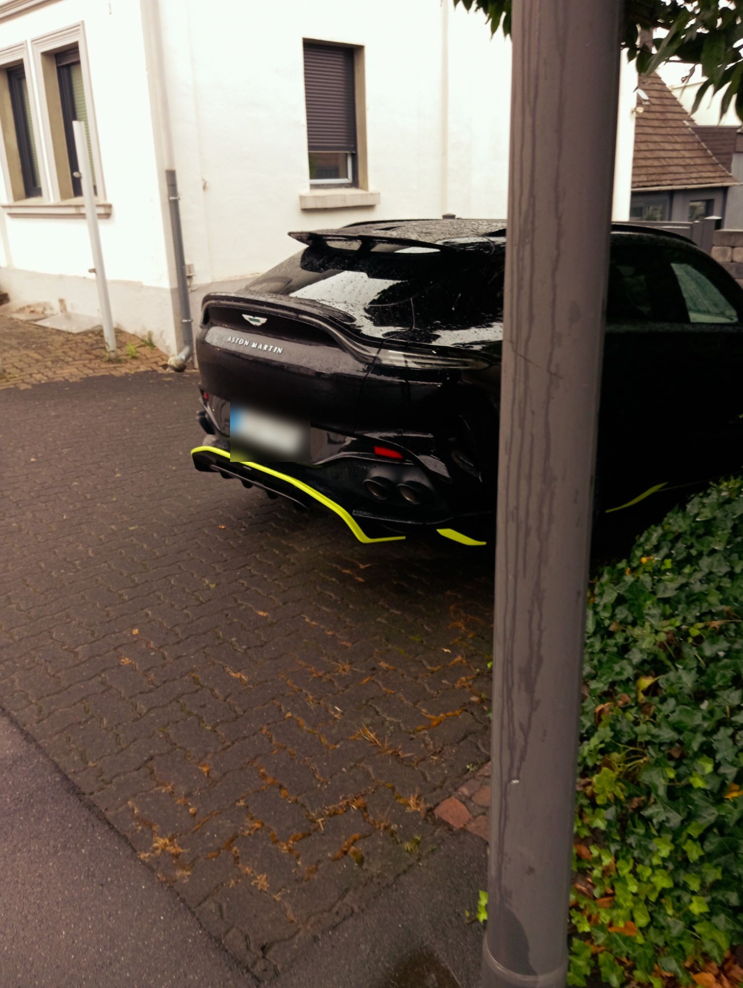 Aston Martin  DBX 707