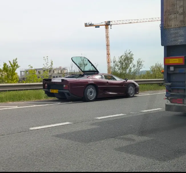 Jaguar XJ220 in Bichester