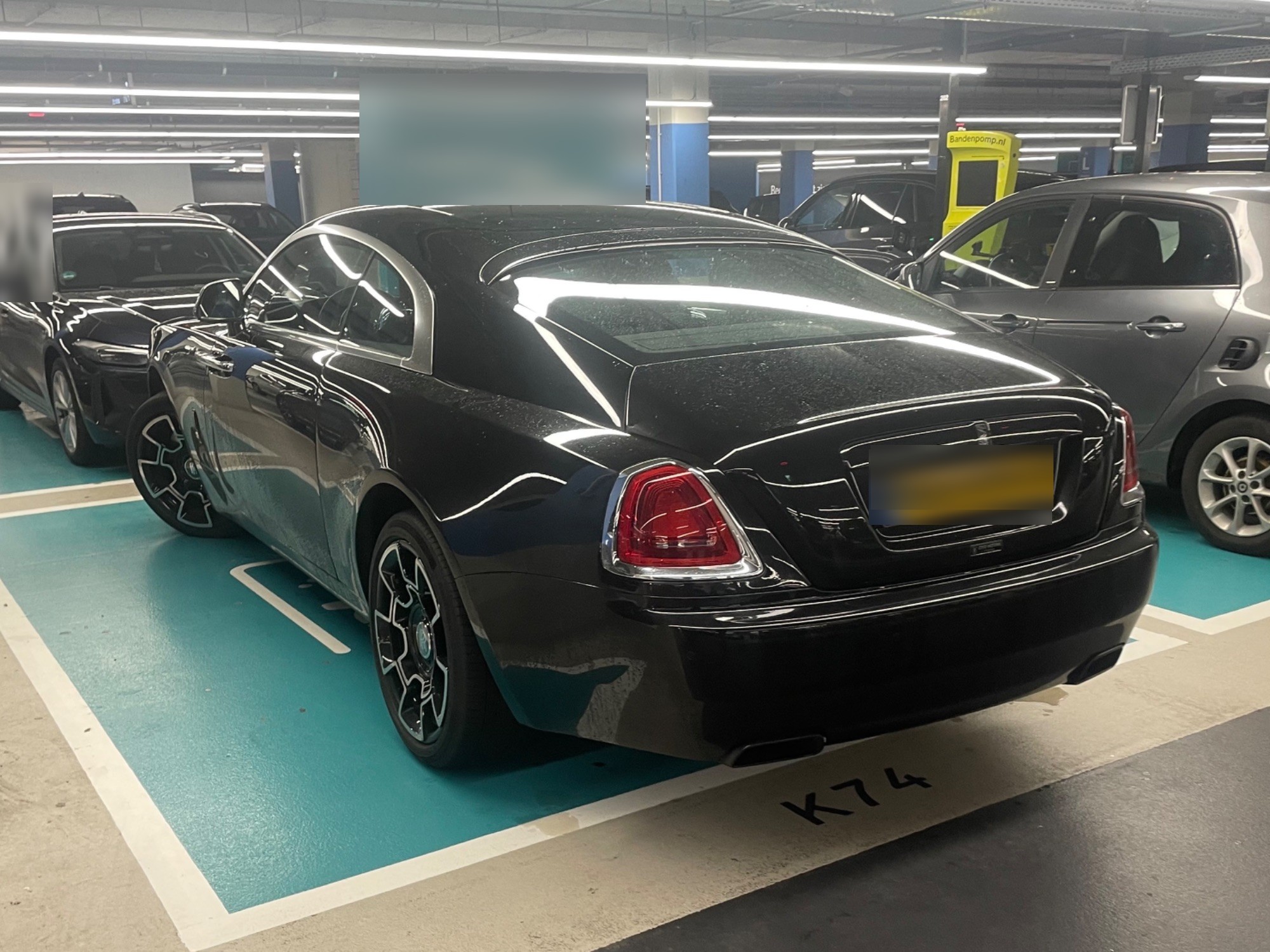 Rolls-Royce Wraith Black Badge in Leidschendam