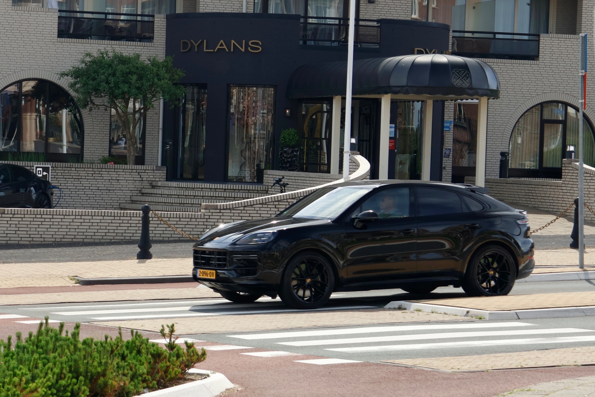 Porsche Cayenne Coupé Turbo E-Hybrid in Noordwijk