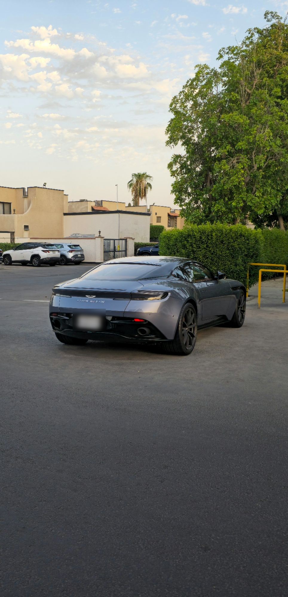 Aston Martin DB11 V8