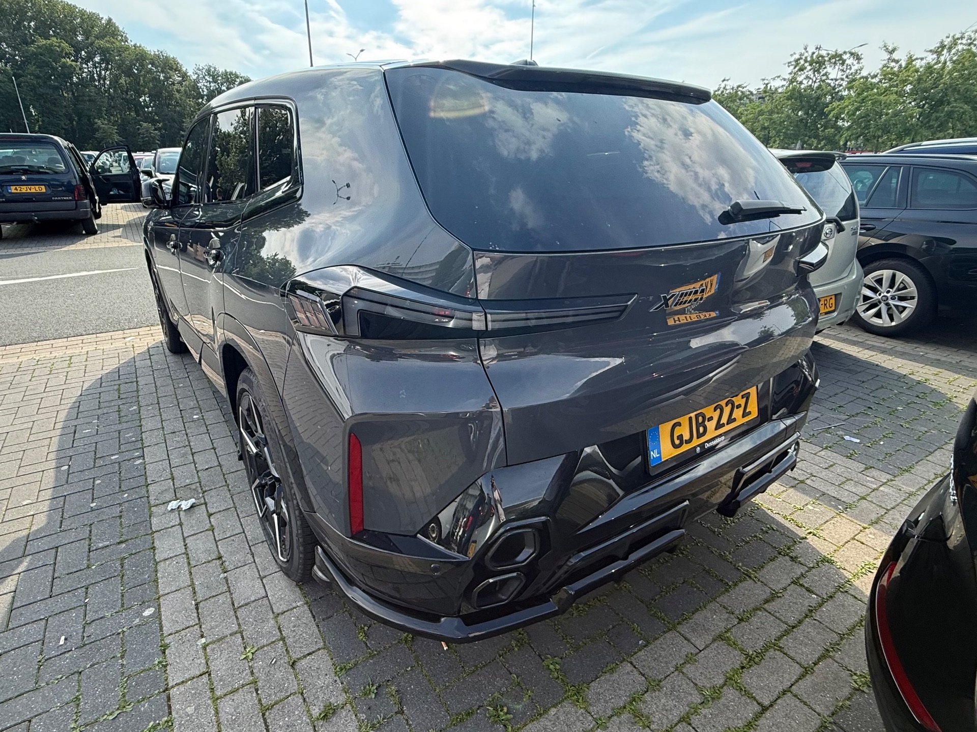 BMW XM G09 in Leidschendam