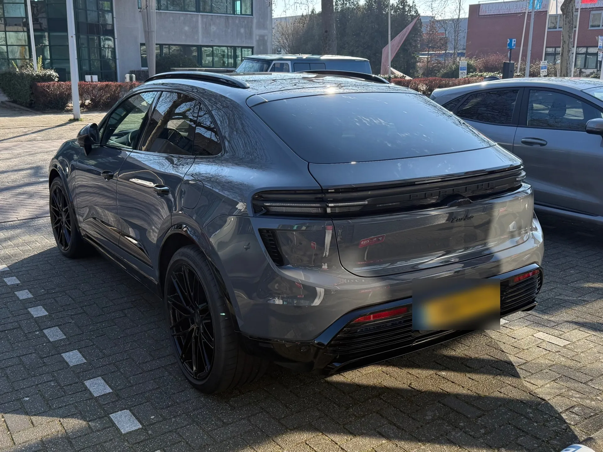 Porsche Macan EV Turbo in Leiden