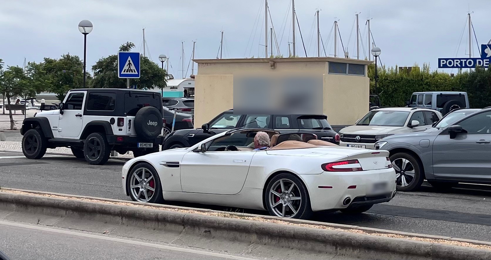 Aston Martin Martin V8 Vantage 2018 in Olhão