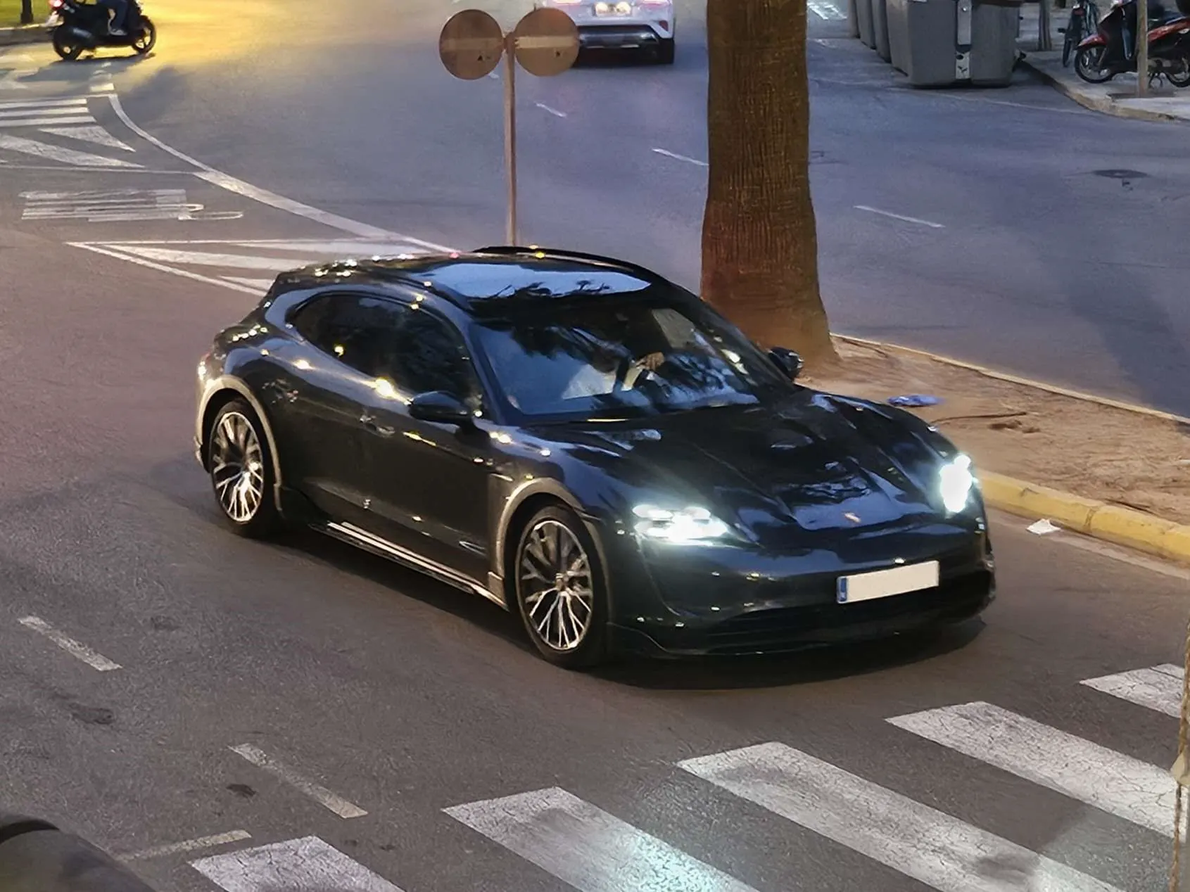 Porsche Taycan Turbo Cross Turismo MkI in Cullera