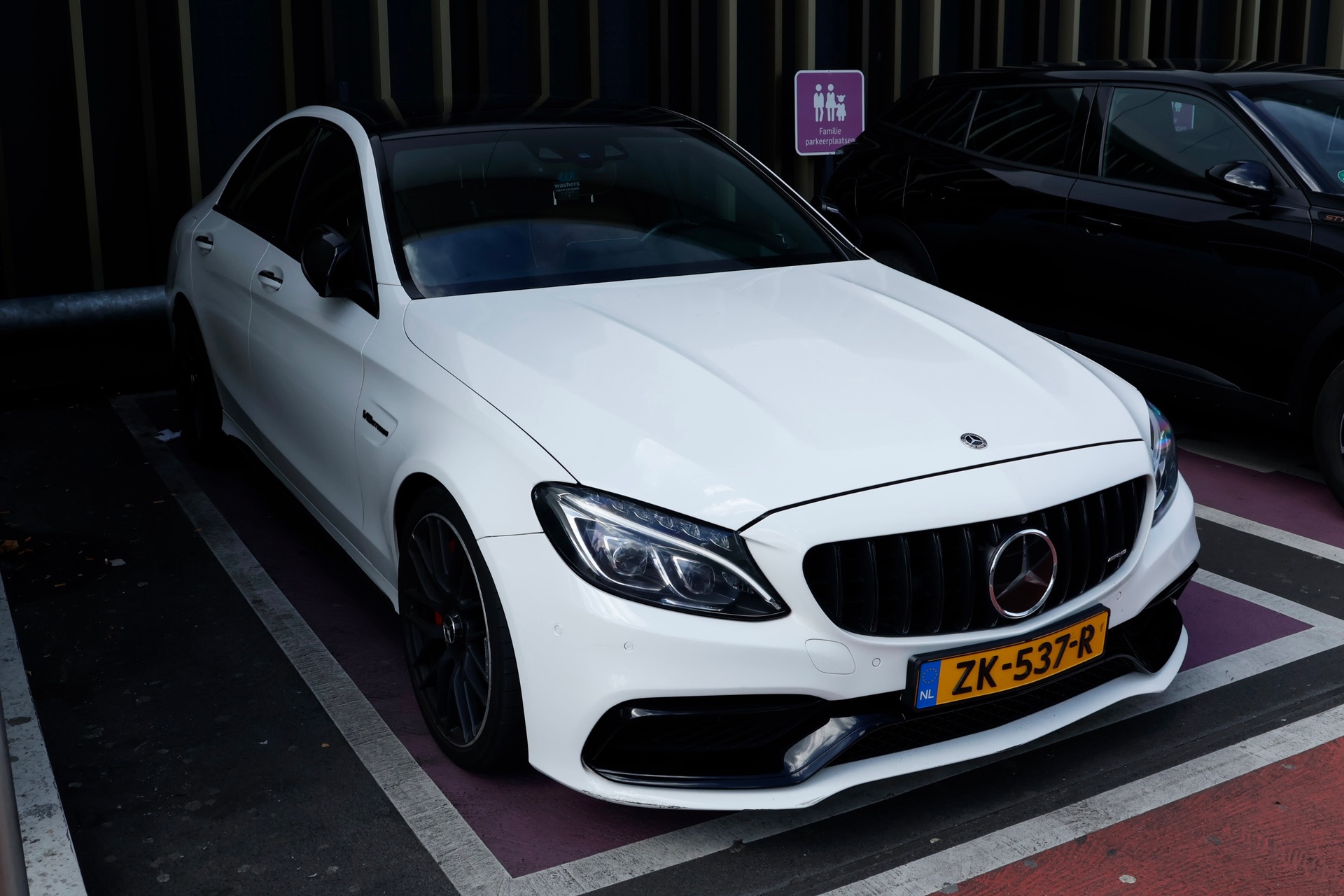 Mercedes-AMG C 63 S W205 in Leidschendam